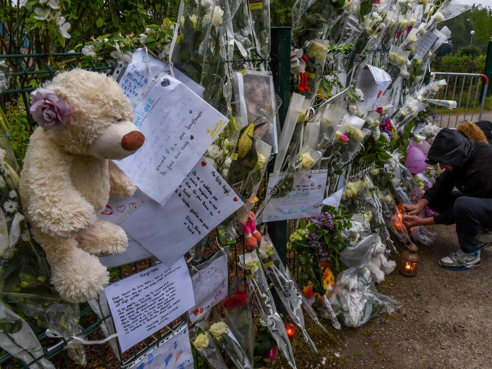 Flores y peluches para recordar a la pequeña Angélique