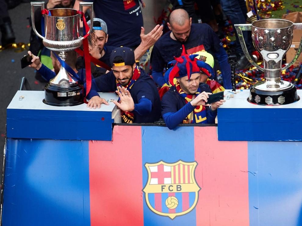 Andrés Iniesta grabando con su móvil junto a varios compañeros de equipo.