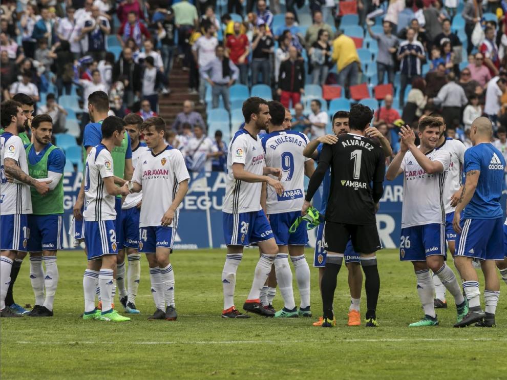 Los jugadores del Real Zaragoza, al final del último partido en La Romareda, tras ganar 2-1 al Almería.