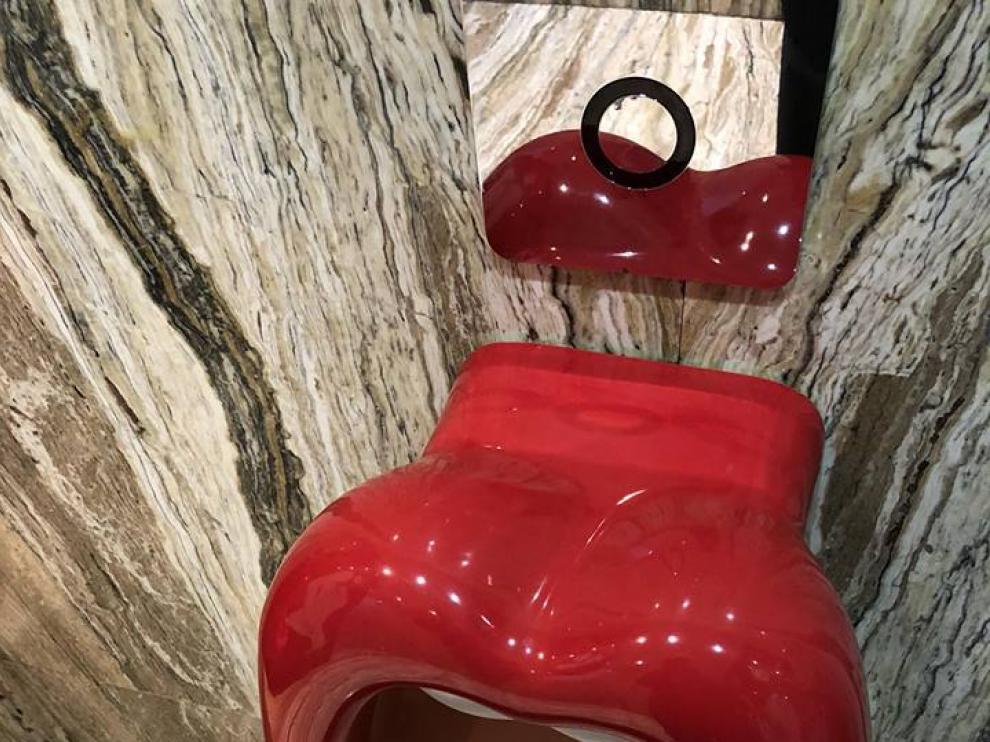 Los polémicos urinarios del hotel Marilena.