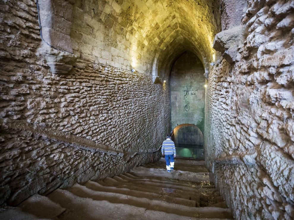 José Pallarés, alguacil de Laluenga, baja los 74 escalones del Pozo Nuevo, también llamado 'la catedral'.