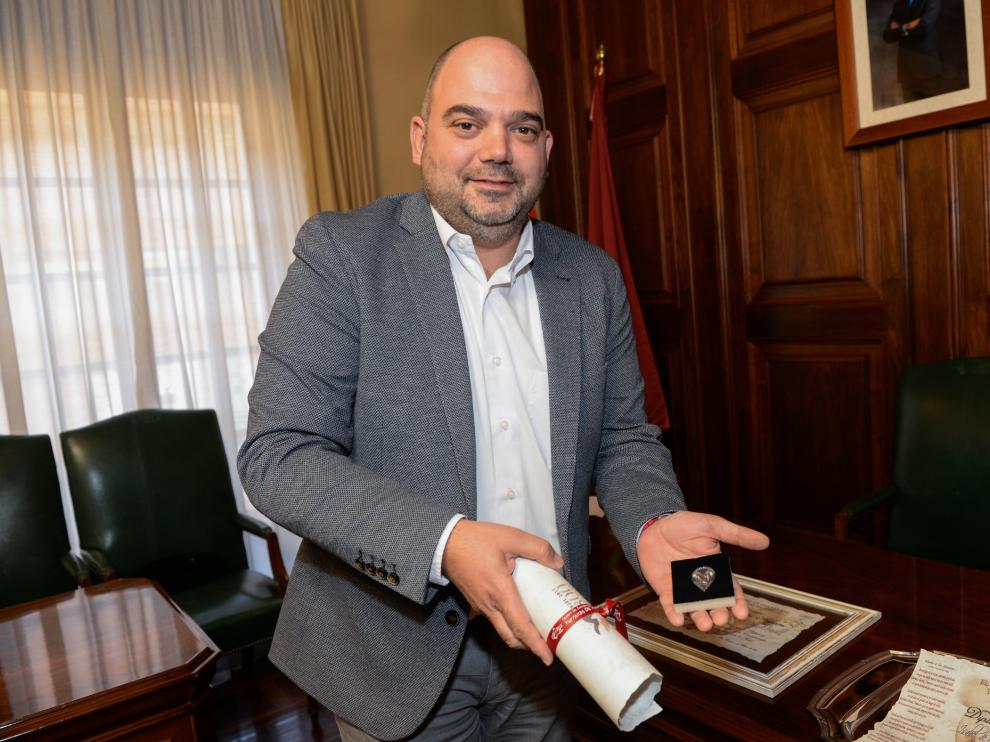 Un empresario implicado en la ciudad. Antonio Santa Isabel ocupa en los últimos años el cargo de presidente del Centro de Iniciativas Turísticas de Teruel (CIT), una entidad que organiza la entrega de las medallas de los Amantes en la foto. También es vicepresidente de CEOE-Teruel.