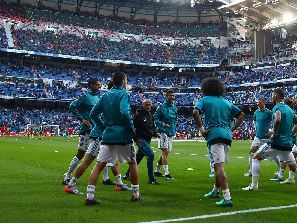 Los jugadores del Madrid, calentando antes del partido.