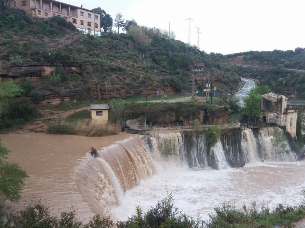 El río Alcanadre a su paso por el Salto de Bierge este domingo.