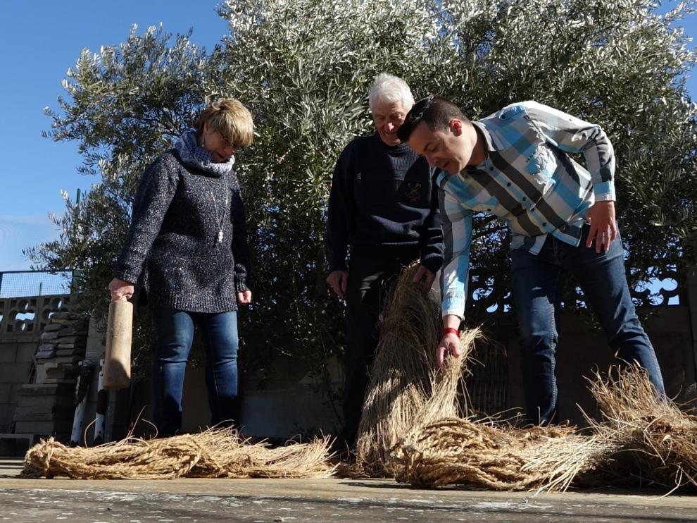 María Jesús Cruz, Feliciano Gascón y Óscar Gavín recordando el uso tradicional del esparto.
