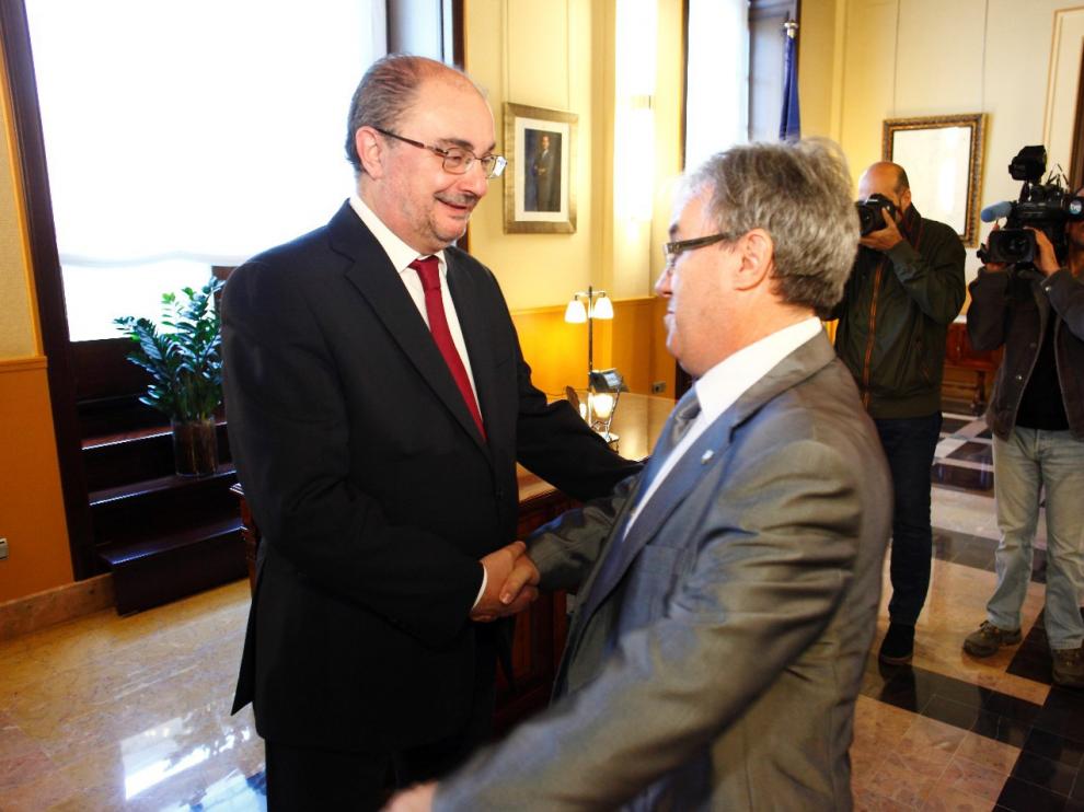 El presidente aragónes, Javier Lambán, recibe al nuevo Justicia de Aragón, Ángel Dolado.
