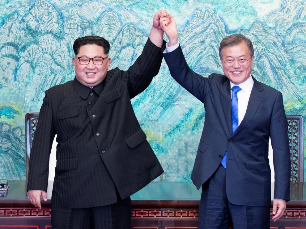 El líder norcoreano, Kim Jong-un, y el presidente surcoreano, Moon Jae-in, durante su histórico encuentro del pasado 27 de abril.