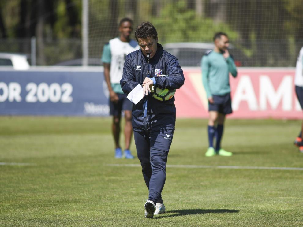 Rubi durante un entrenamiento de la SD Huesca en el IES Pirámide.