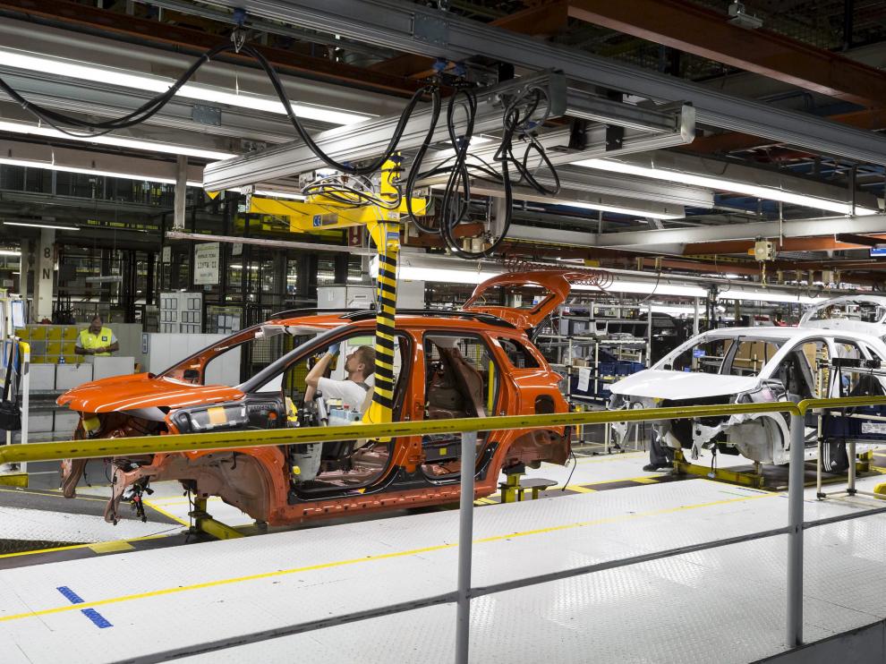 Operarios trabajando en la línea de montaje de la factoría zaragozana de Opel