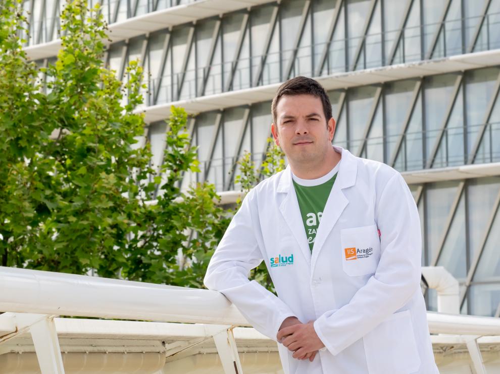 El investigador Alberto Jiménez Schuhmacher, en el entorno del Parque del Agua, donde correrá este mes de junio la V Marcha contra el cáncer.