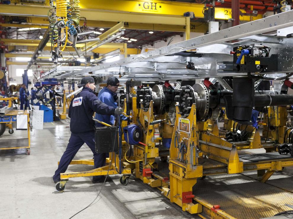 Operarios trabajando en las instalaciones de Schmitz Cargobull en Figueruelas (Zaragoza)
