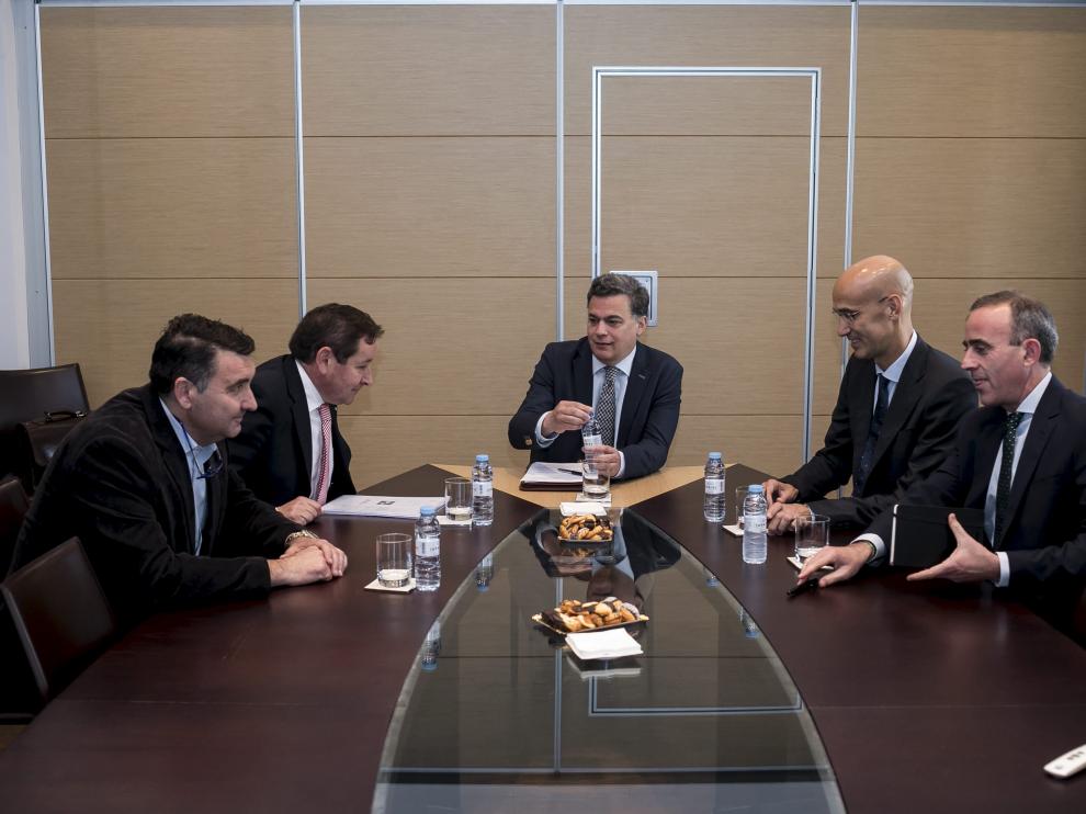 Los directivos de Dr. Schär, HMY Yudigar, Martín Martín y Deloitte con el periodista Luis H. Menéndez, en la sede de HERALDO.