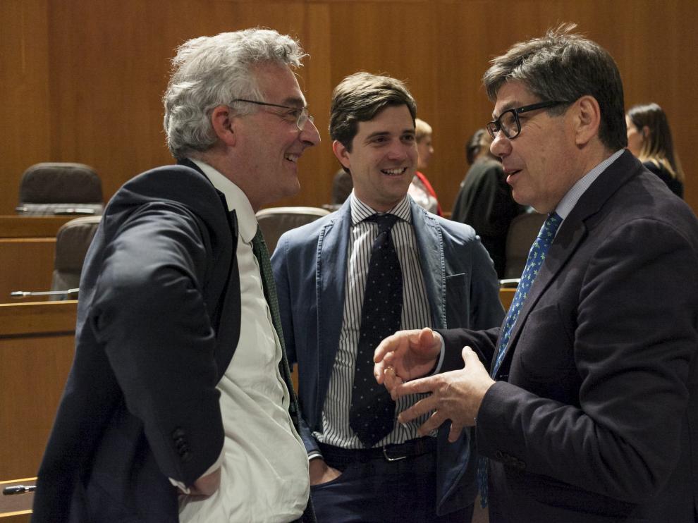 Olona, junto a Celma y a Aliaga, ayer en el pleno de las Cortes