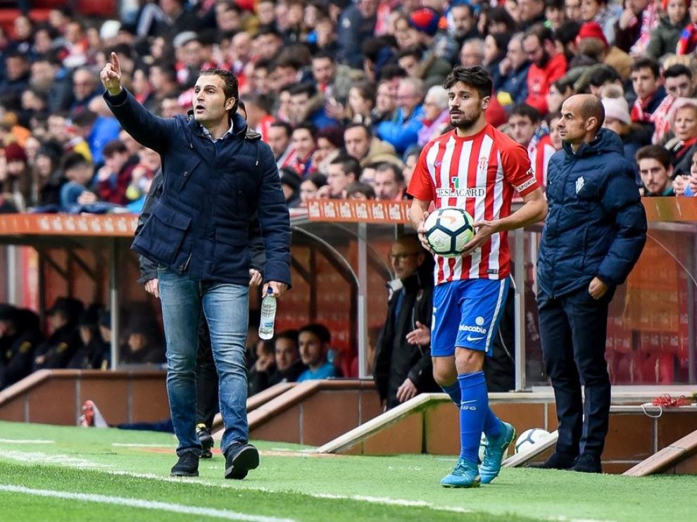Rubén Baraja instruye a sus jugadores en la banda de El Molinón.