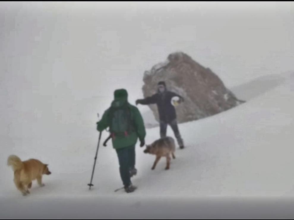 Momento en que los montañeros reciben a los especialistas de la Guardia Civil.