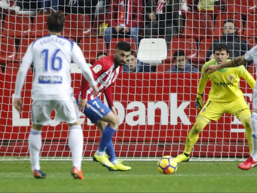 El sportinguista Michael Santos, junto a Grippo, pelea un balón en el área zaragocista en el partido de la primera vuelta en Gijón, con Cristian Álvarez y Eguaras (de espaldas) pendientes de la jugada.