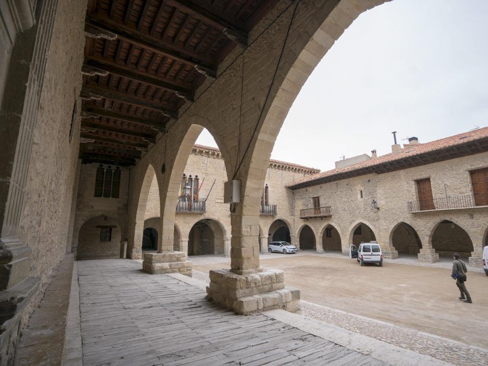 La plaza del Ayuntamiento, con sus soportales de piedra, es uno de los puntos más visitados.