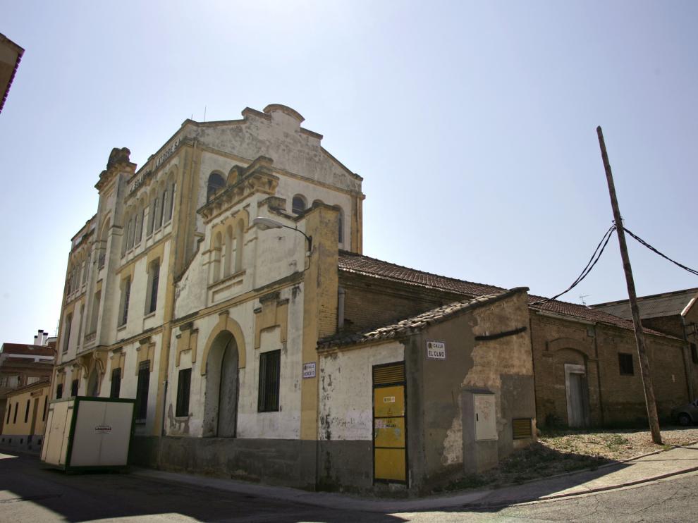 La fachada que da a la calle Moncayo es uno de los elementos protegidos, de obligada conservación, por su interés arquitectónico.
