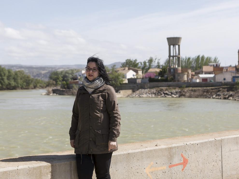 La alcaldesa de Cabañas, junto al río Ebro. Al fondo se observa el municipio.