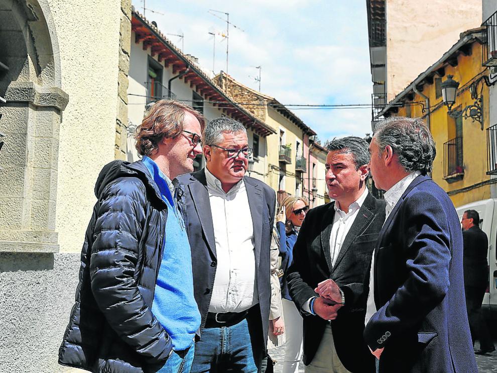 Acto en Jaca en recuerdo de Giménez Abad. Decenas de personas asistieron ayer, en la catedral de Jaca, a la misa en memoria de Manuel Giménez Abad, asesinado por ETAhace 17 años. En la imagen, Manuel Giménez Larraz (derecha) conversa con los populares Antonio Torres, José Antonio Lagüens y Luis María Beamonte.