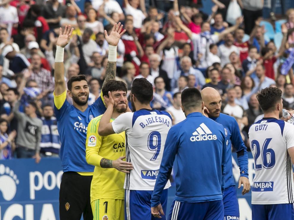 Borja y Cristian celebran la victoria contra el Sporting al término del partido.