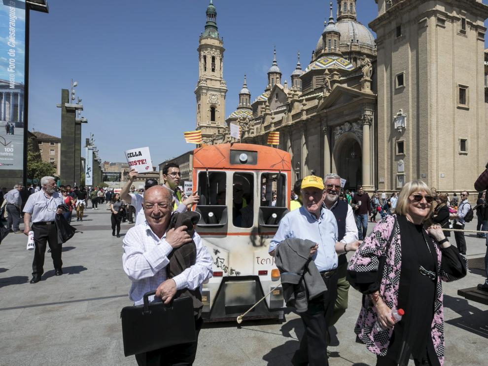 Un tren tamagochi ilustra "el abandono" de Teruel