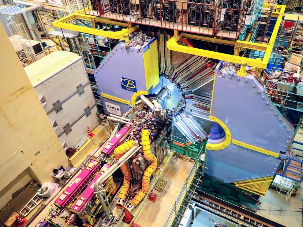 Acelerador Superkekb (rosa) y detector Belle II (azul), en la zona de interacción entre haces