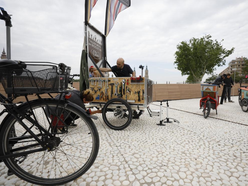 El festival de culturas ciclistas 'Zaragoza is bike' ha llegado este lunes al balcón de san Lázaro, en el Arrabal.