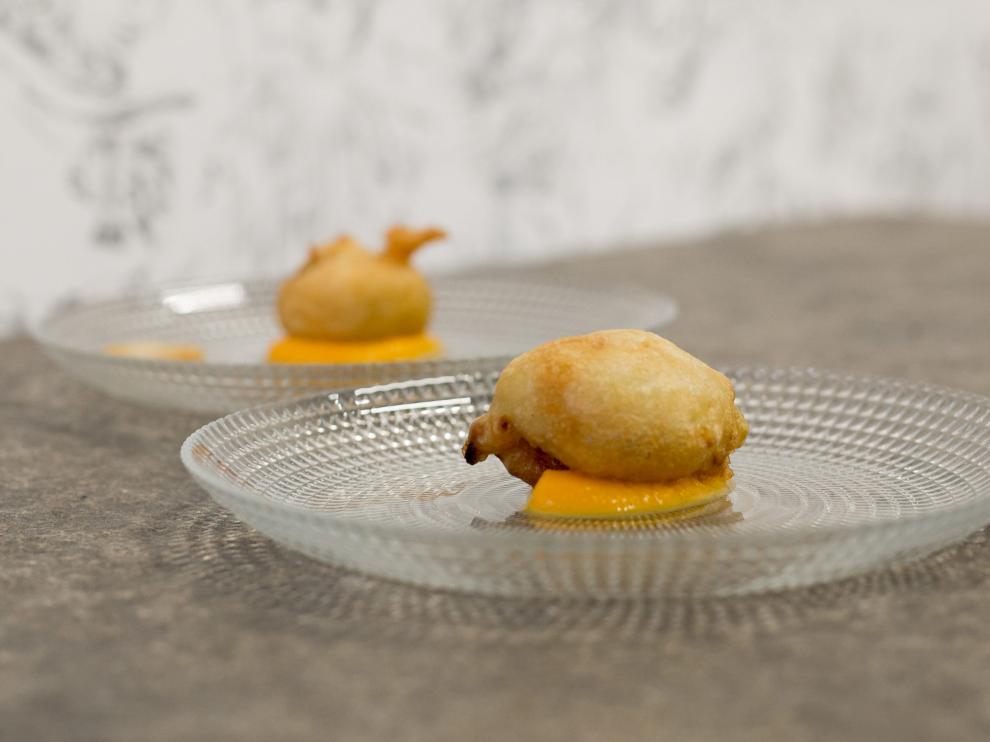 Buñuelos de borrajas sobre emulsión de calabaza.
