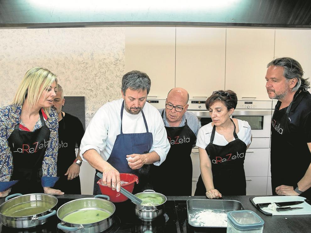 El chef Nacho Zoppetti, en el centro, con los alumnos de un taller sobre cocina de la borraja en la escuela La Rezeta.