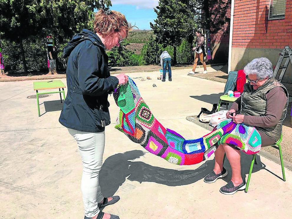 Una madre y una abuela de alumnos del centro, junto a los porches del centro escolar.