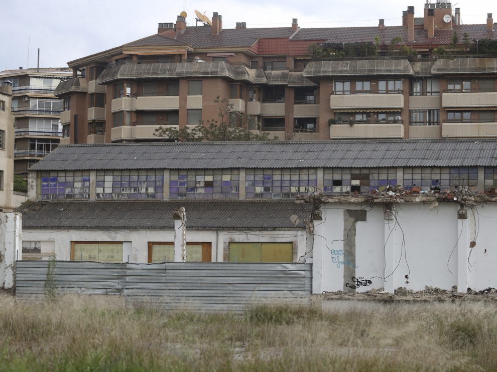En el solar de las harineras, todavía quedan en pie algunos edificios y naves.