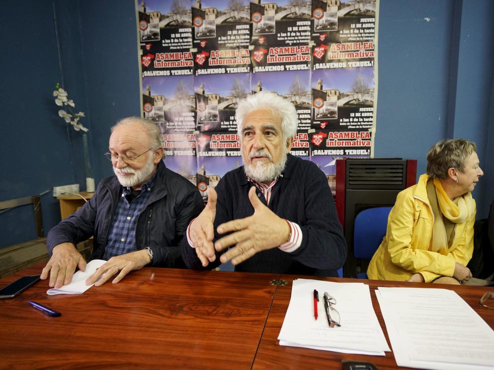 Domingo Aula, Manuel Gimeno y Asunción Capacci, de Teruel Existe, durante en la rueda de prensa.