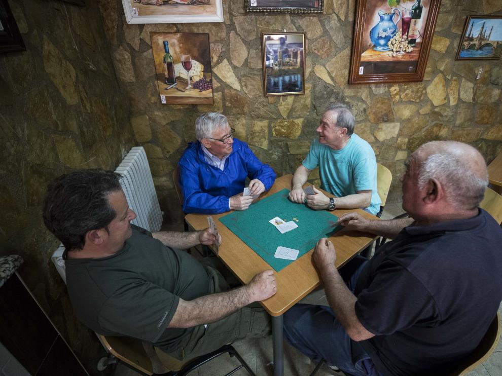 La partida en el Albergue a la hora del café es un ritual que se sigue religiosamente.
