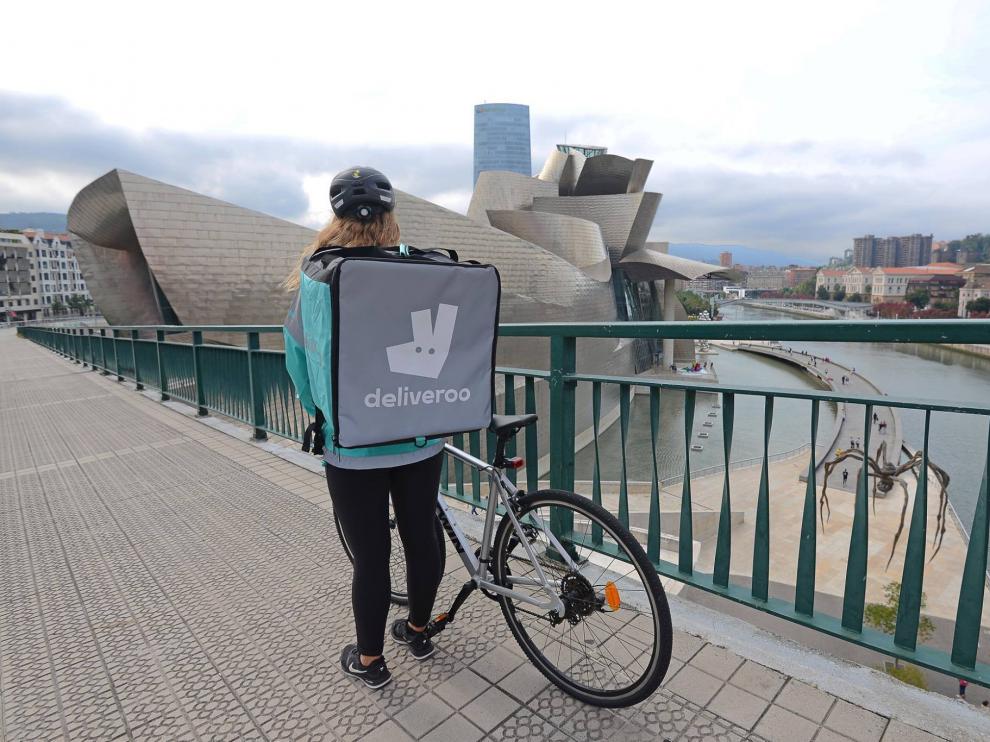 Una repartidora de Deliveroo en Bilbao