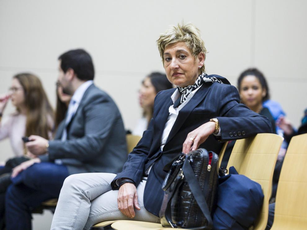La exalcaldesa de La Muela, María Victoria Pinilla, sentada en el banquillo durante el juicio.