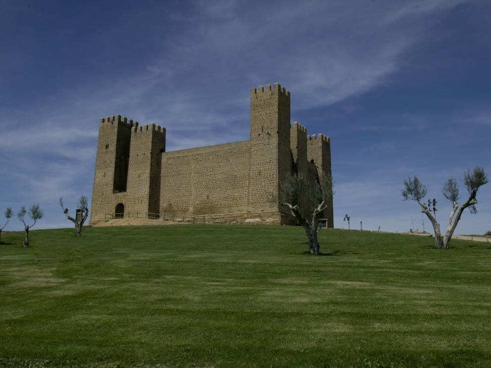 El castillo de Sádaba se alza sobre la localidad cincovillesa.