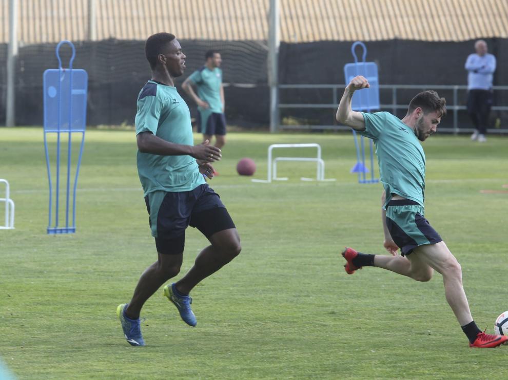 El defensa Jair Amador persigue al centrocampistaMoi Gómez en el entrenamiento vespertino de ayer en el Montearagón.