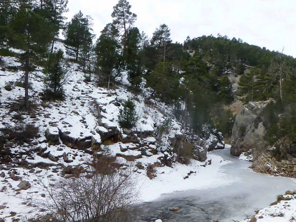 Afloramientos jurásicos en los márgenes del río Mijares a lo largo del sendero de aproximación a la Vía Ferrata Jurásica de El Castellar (Teruel)
