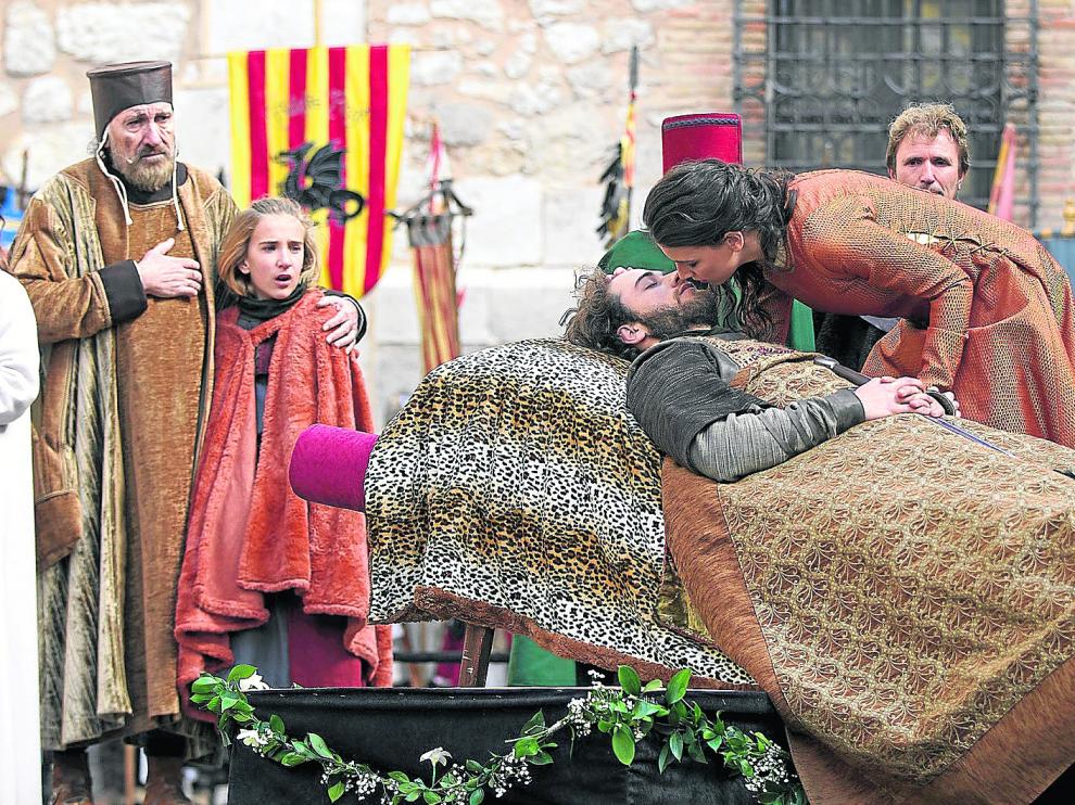 Escena de la muerte de Isabel en las Bodas de Isabel de Segura, representada en la plaza de la Catedral, en Teruel.