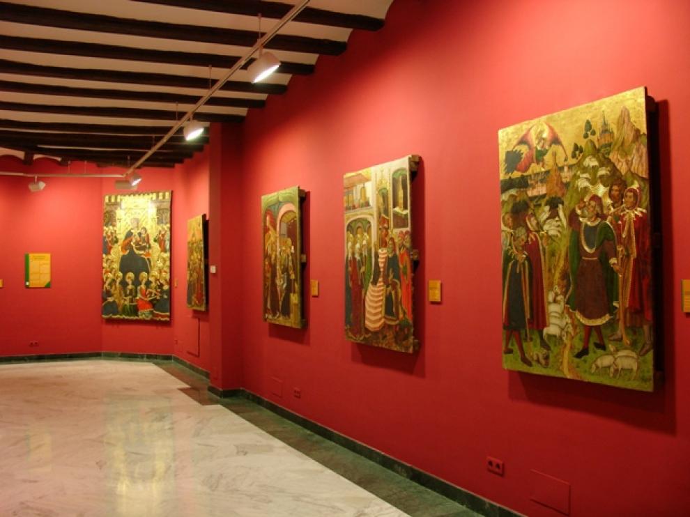 Colección de tablas góticas en el museo de la Colegiata.