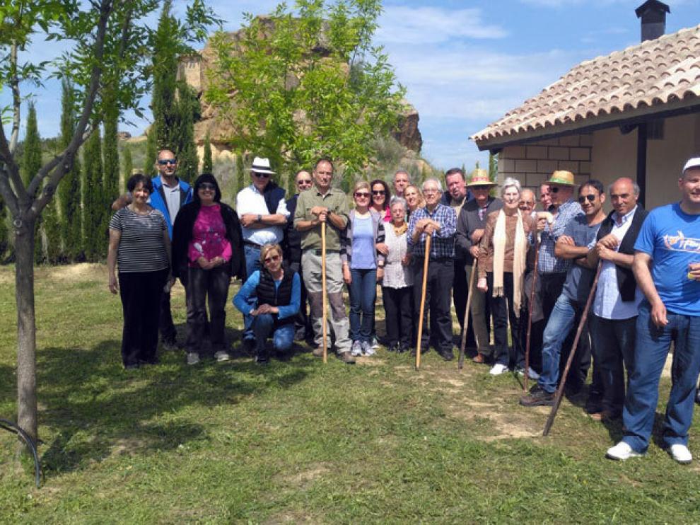 Los vecinos con sus palos junto a la ermita de Santo Domingo.