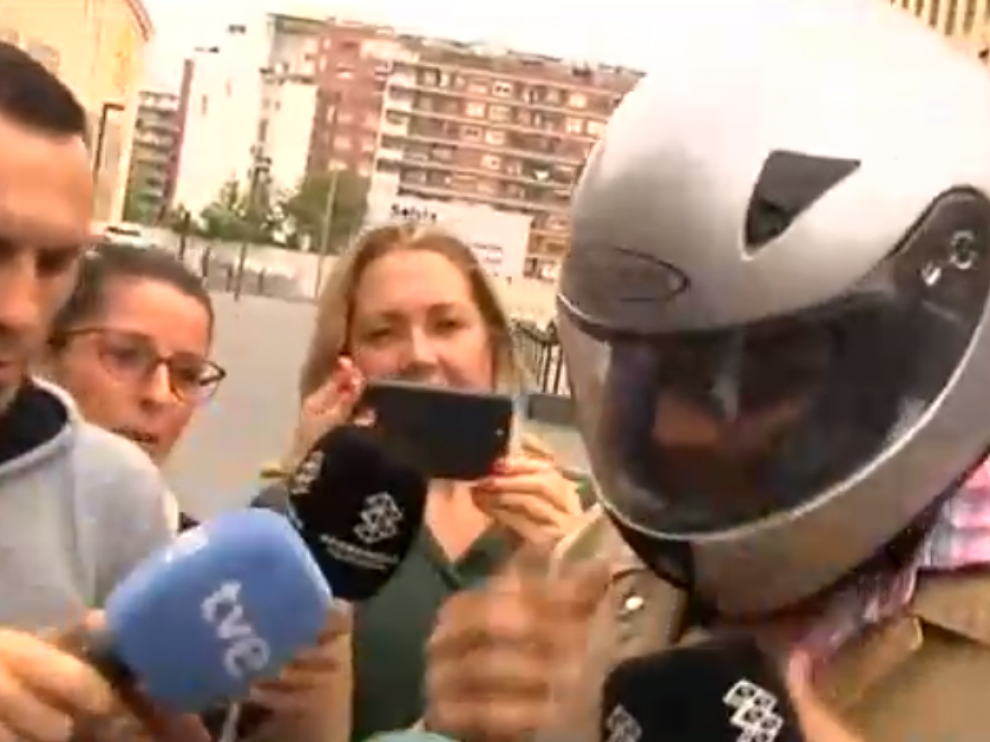 Albert Cavallé saliendo de los juzgados.