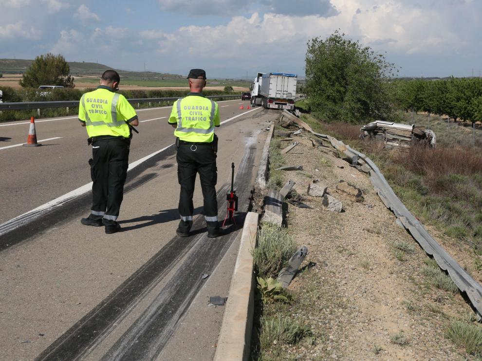 Dos agentes de la Guardia Civil, junto al lugar donde se produjo el atropello mortal