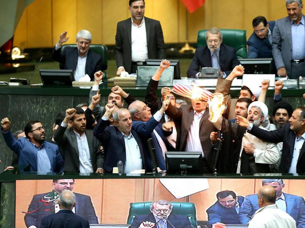 Momento en el que los diputados queman la bandera