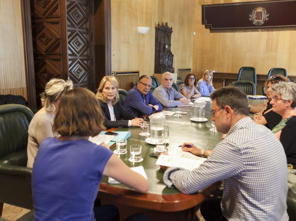 Reunión celebrada ayer en el Ayuntamiento de Zaragoza con los alcaldes de los barrios rurales afectados