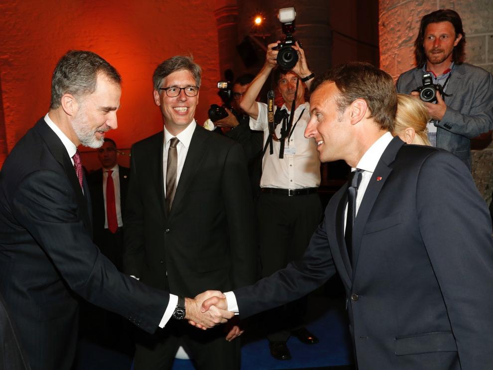 El Rey Felipe VI saluda al presidente de Francia, Emmanuel Macron.