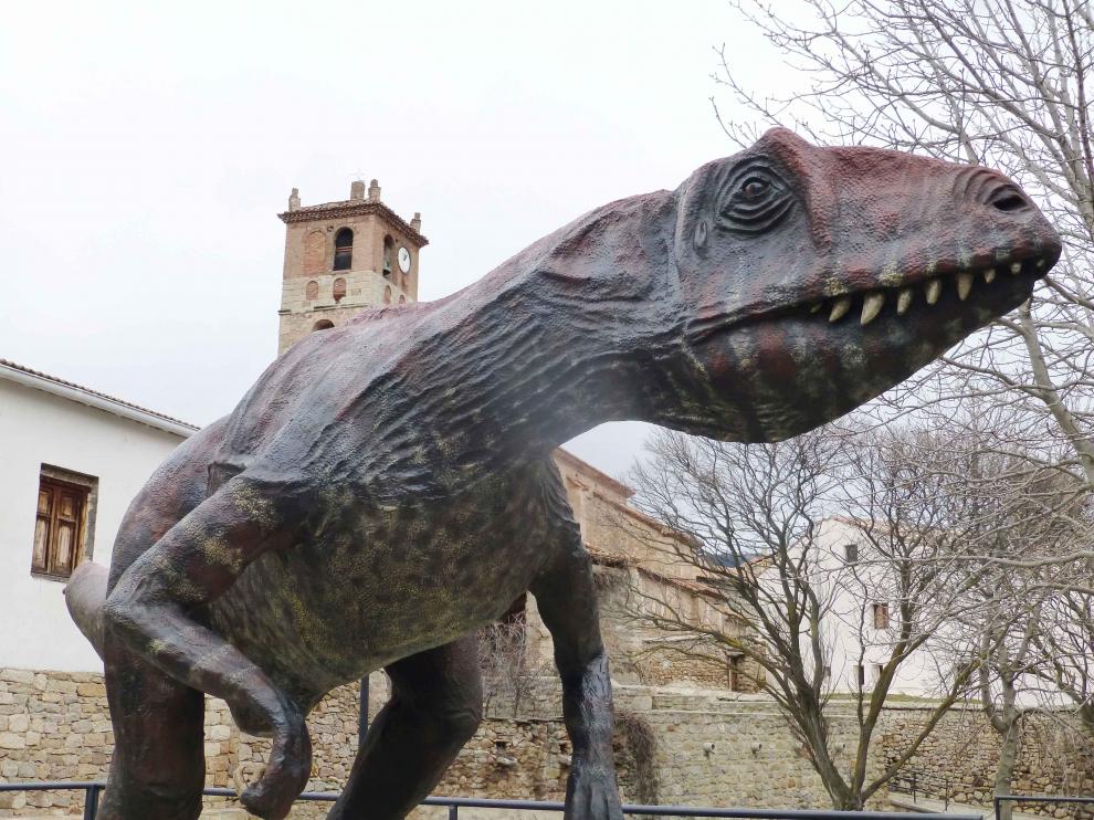 Dinosaurio carnívoro en una de las paradas del DINOpaseo por El Castellar