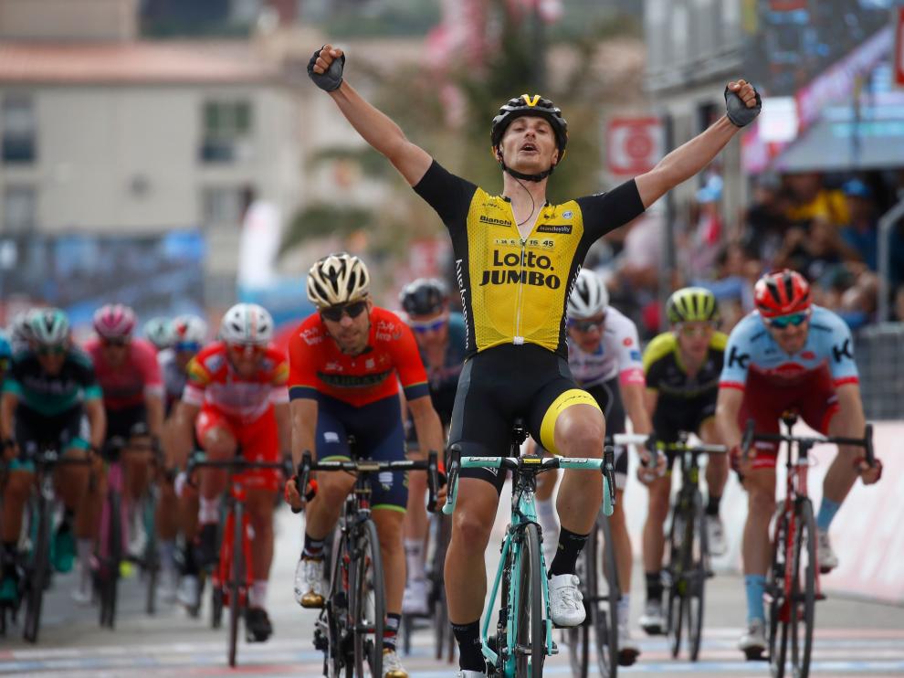 Enrico Battaglin celebra su llegada a la línea de meta en la quinta etapa del Giro.
