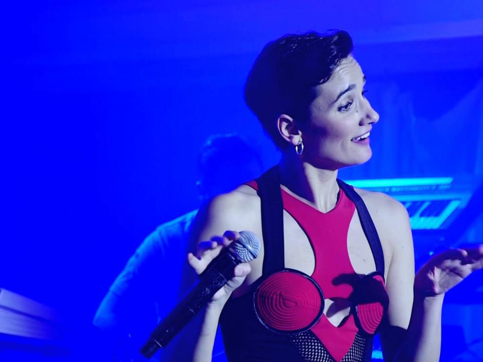 Robin Torres interpreta a Ana Torroja en el homenaje a Mecano, 'Hija de la luna', este viernes en el Teatro de las Esquinas.